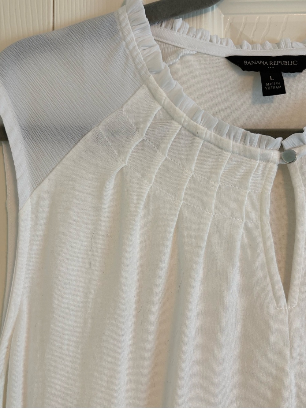 Banana Republic Cream Sleeveless Pleated Keyhole Tank Top | Size Large - Picture 6 of 10